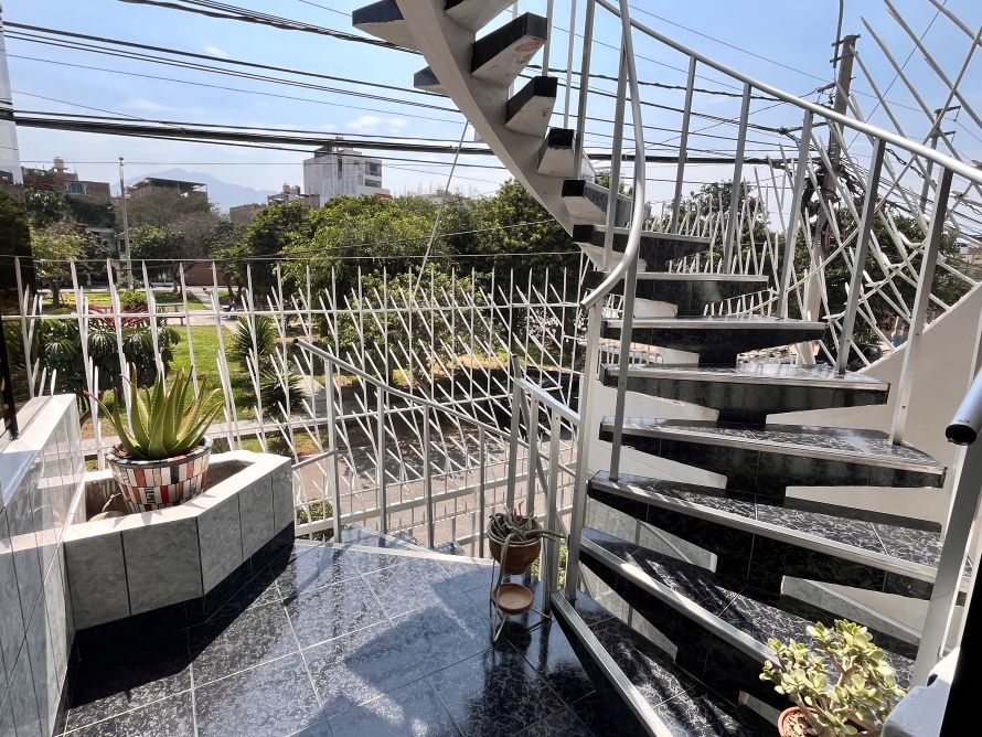 Casa en la Urb. San Isidro frente al parque