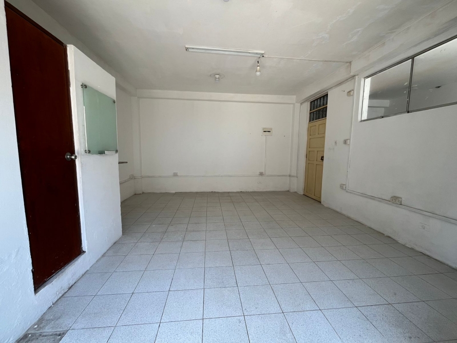 Local pequeño en la Urbanización Vista Hermosa