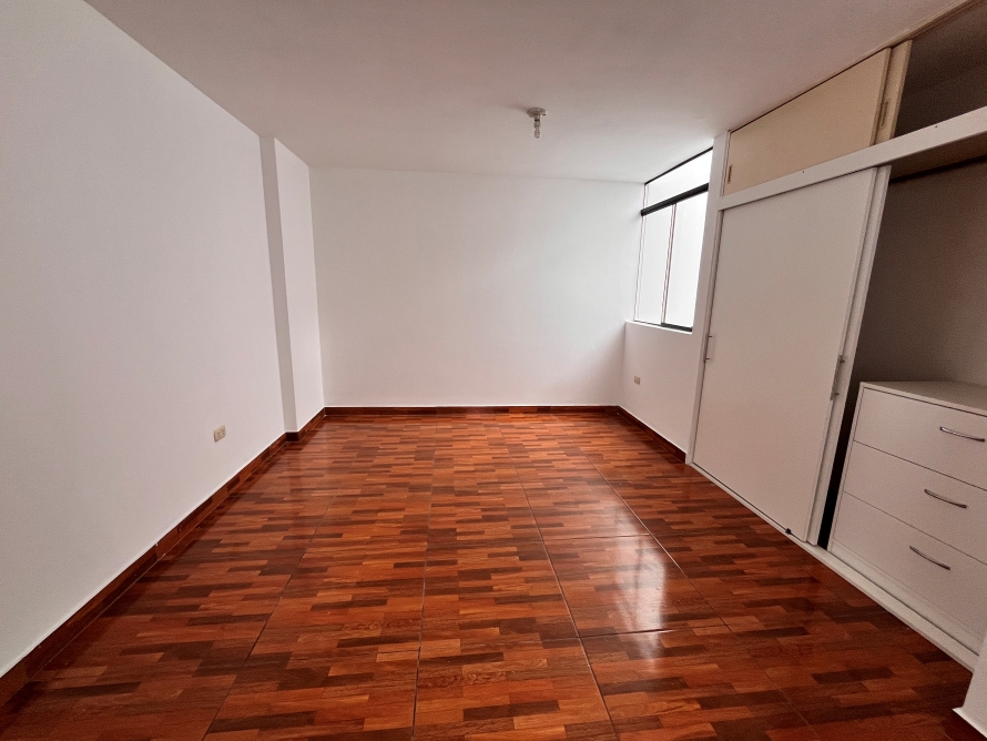 Departamento en Vista Hermosa a una Cuadra del Óvalo Papal